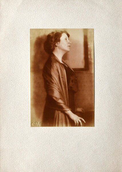Camille Ruf | Emmy Krüger Fotoserie | Fotografie/ Pigmentdruck | um 1914