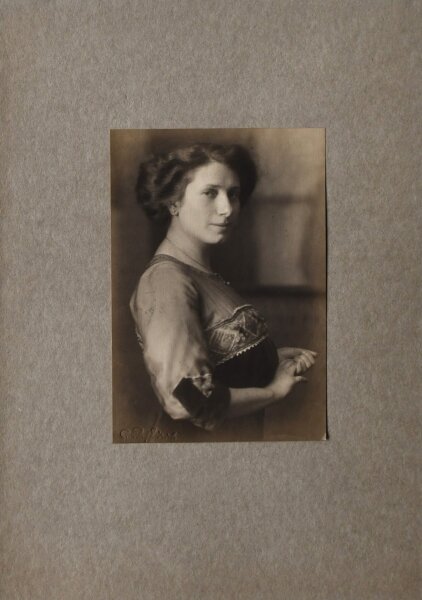 Camille Ruf | Emmy Krüger Fotoserie | Fotografie/ Pigmentdruck | um 1914