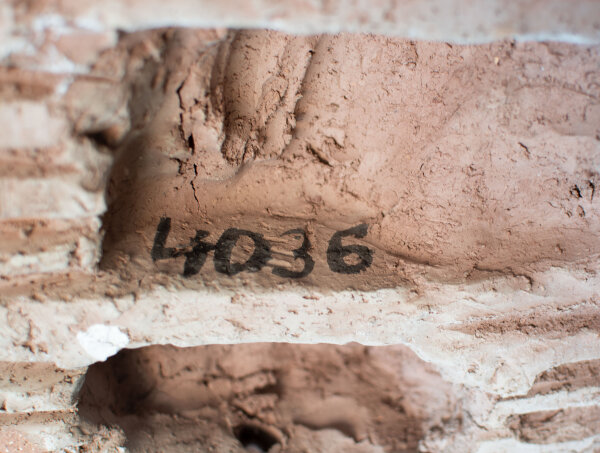 Max Laeuger - Stehender Frauenakt vor Wellenornament - Um 1930 - Majolika