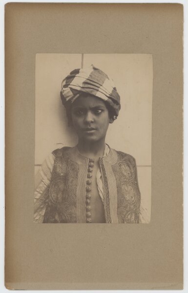 Wilhelm Plüschow | Jungenporträt und Sphinx | Fotografie | Um 1896/1897