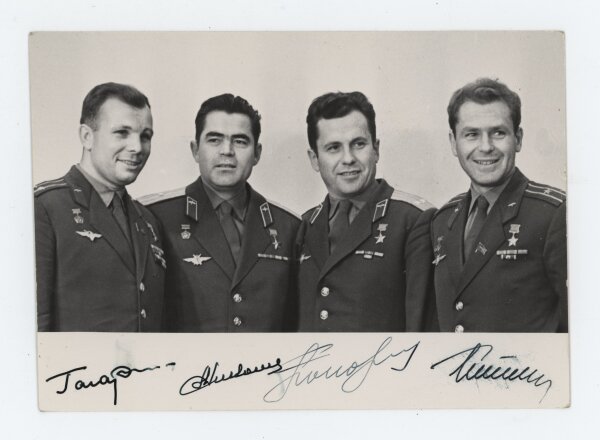 Kosmonauten Gagarin, Nikolajew, Popowitsch und Titow | Gruppenbild mit Autographen | Fotografie | 1965
